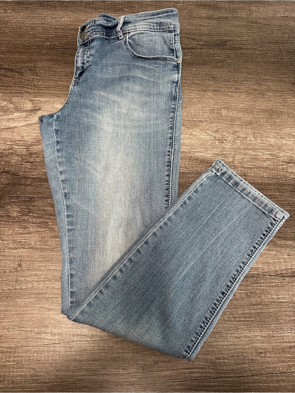Light wash boyfriend regular fit jeans
size 8 #boyfriend #denim